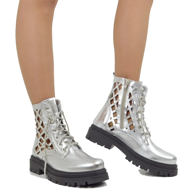 Stivaletti Donna Biker in Pelle Traforata Laminata Argento