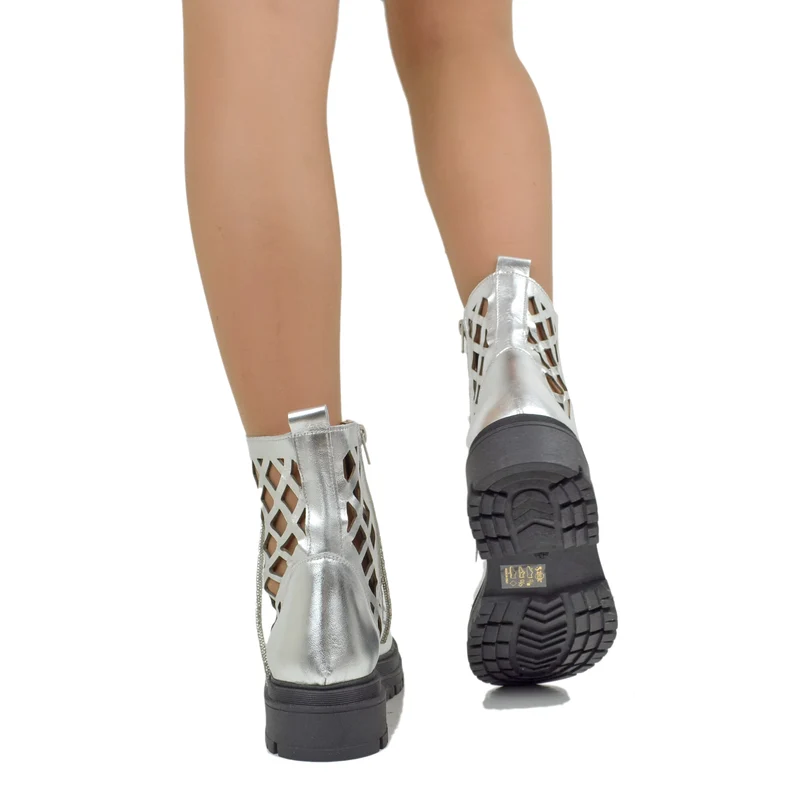 Stivaletti Donna Biker in Pelle Traforata Laminata Argento