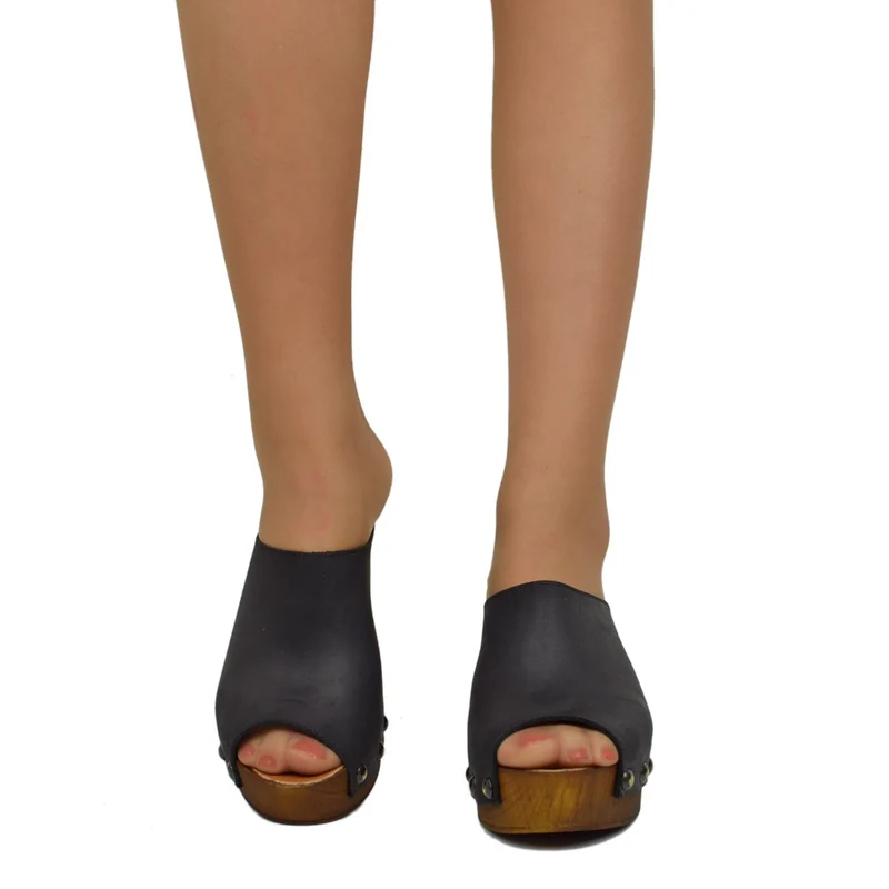 Zoccolo Donna in Pelle Ingrassata Neri con Fondo in Simil Legno