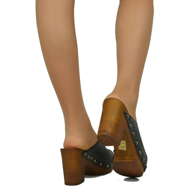 Zoccolo Donna in Pelle Ingrassata Neri con Fondo in Simil Legno