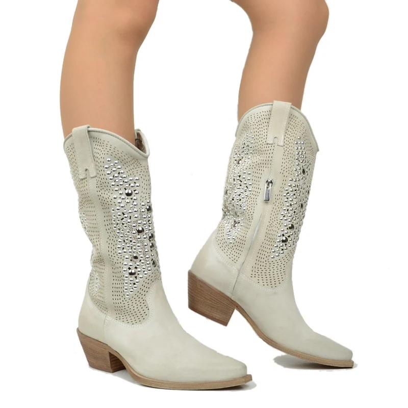 Stivali Texani Traforati Offwhite in Pelle Scamosciata con Borchie