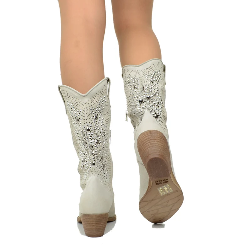 Stivali Texani Traforati Offwhite in Pelle Scamosciata con Borchie