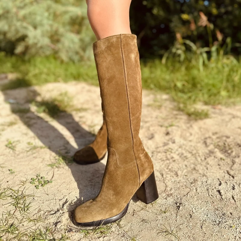 Stivali Donna Punta Squadrata in Pelle Scamosciata Taupe Made in Italy