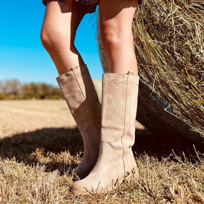 Stivali Camperos Donna Scamosciati Beige con Ricami Made in Italy