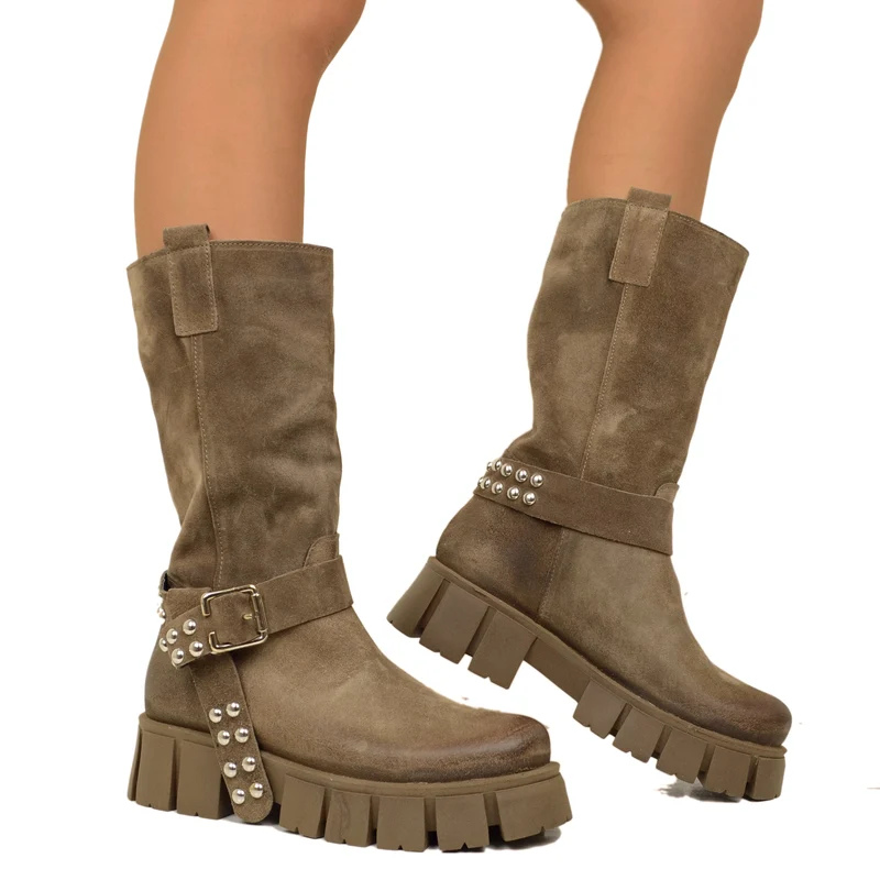 Stivali Biker in Pelle Scamosciata Taupe con Fibbia e Borchie