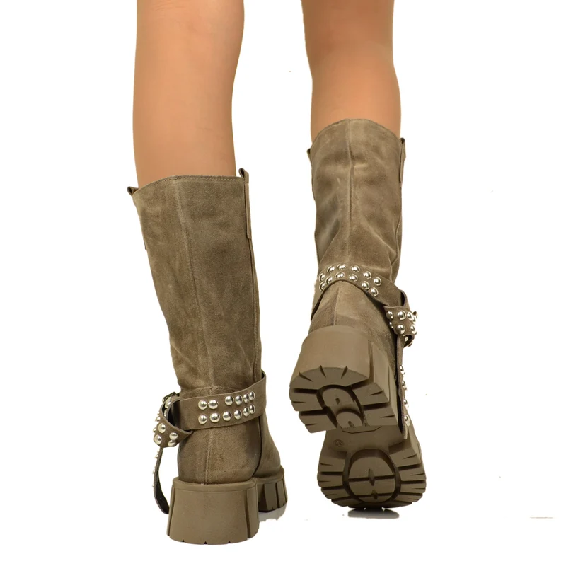 Stivali Biker in Pelle Scamosciata Taupe con Fibbia e Borchie
