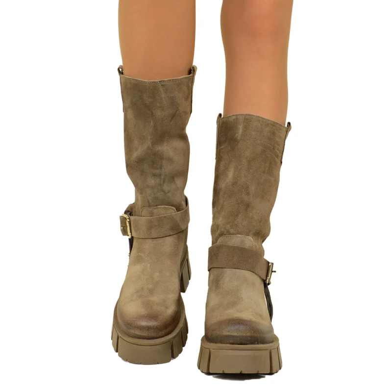 Stivali Biker in Pelle Scamosciata Taupe con Fibbia e Borchie