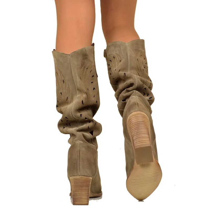 Stivali Texani Donna Laserati in Camoscio Taupe con Tacco Medio