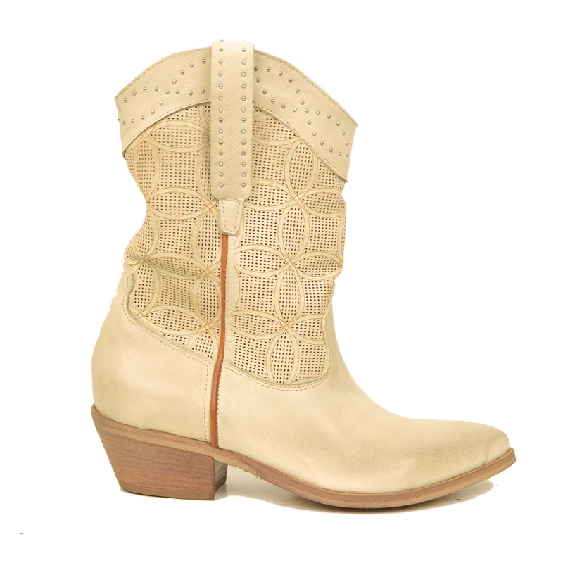 Stivali Texani Donna Beige in Pelle Traforata con Borchie