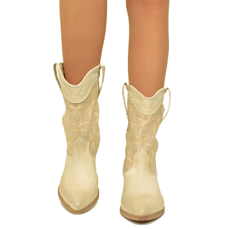Stivali Texani Donna Beige in Pelle Traforata con Borchie