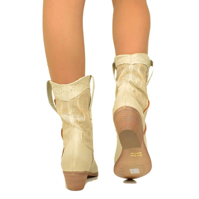Stivali Texani Donna Beige in Pelle Traforata con Borchie