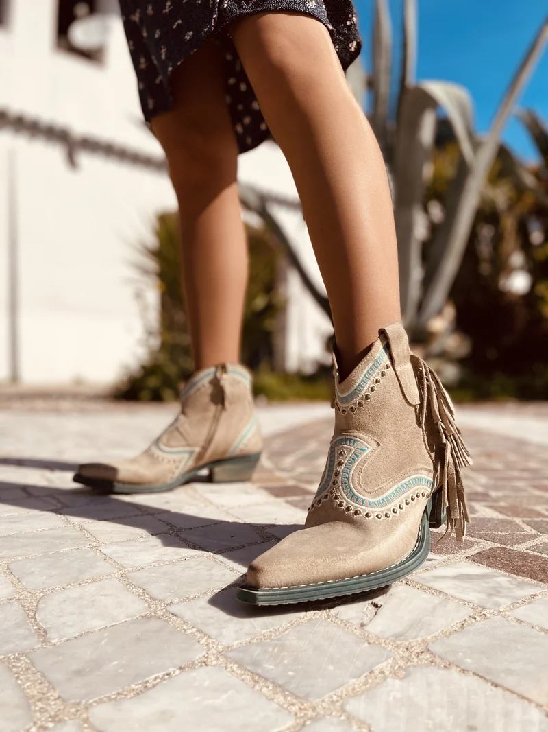 Stivaletti Texani Taupe in Pelle Scamosciata con Borchie e Frange