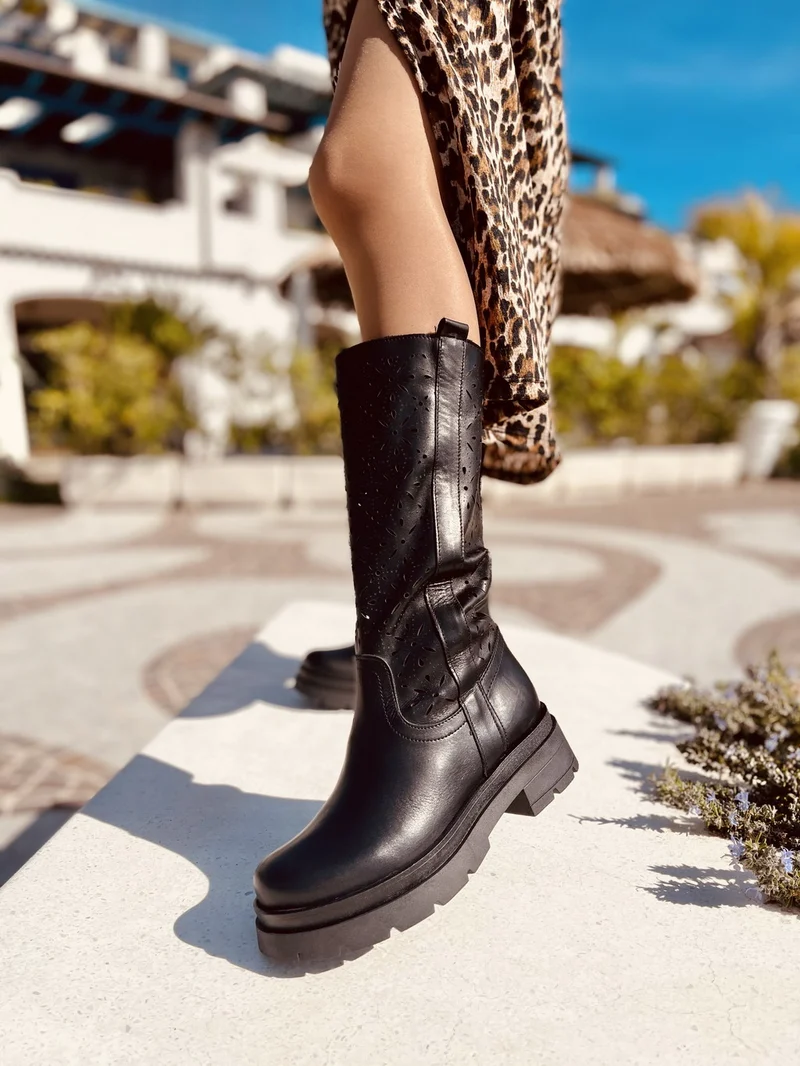 Stivali Donna Traforati Neri in Pelle con Fondo Platform