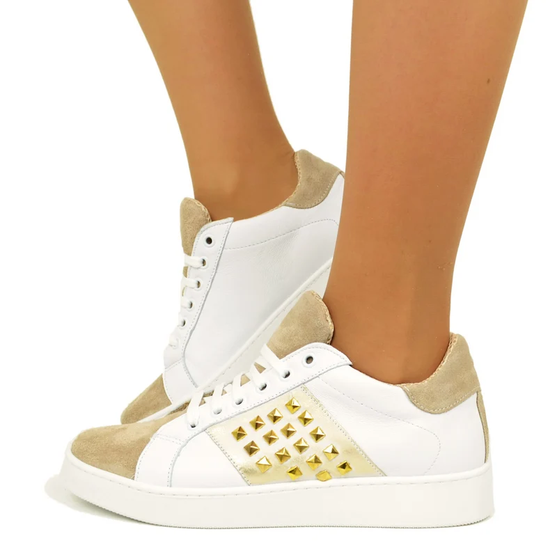 Sneakers Donna Bianche e Camoscio Beige con Borchie