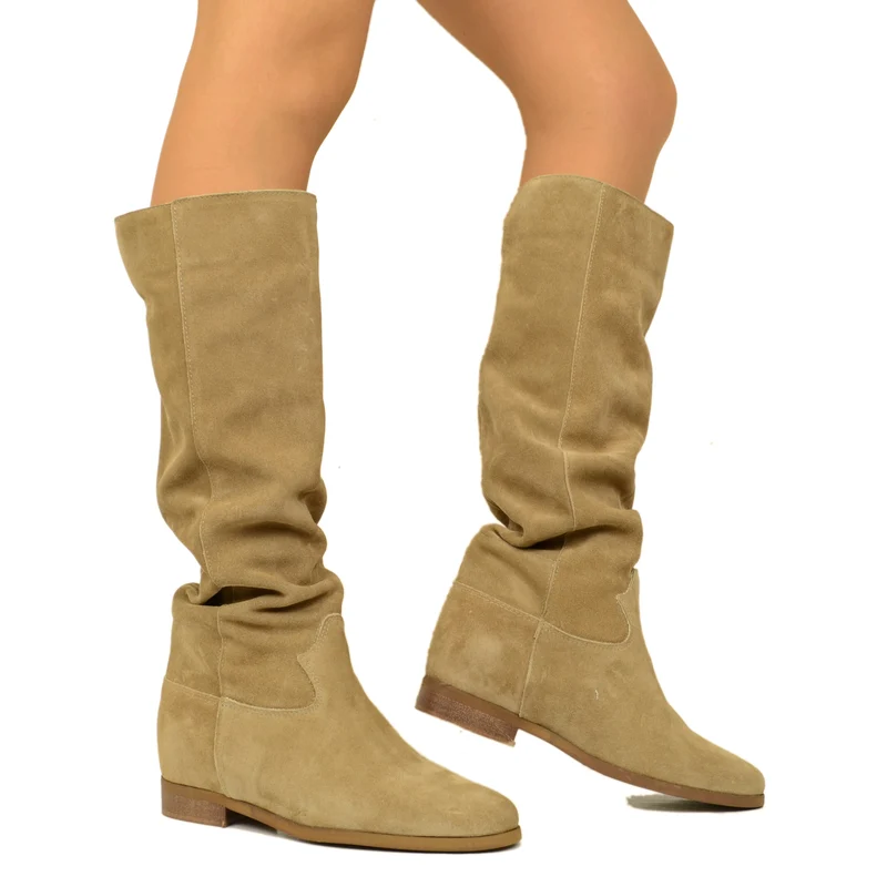 Stivali Donna Beige in Pelle Scamosciata con Zeppa Interna