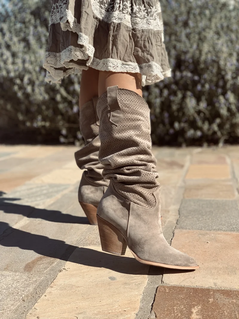 Stivali Texani Donna Traforati in Camoscio Taupe con Tacco Alto