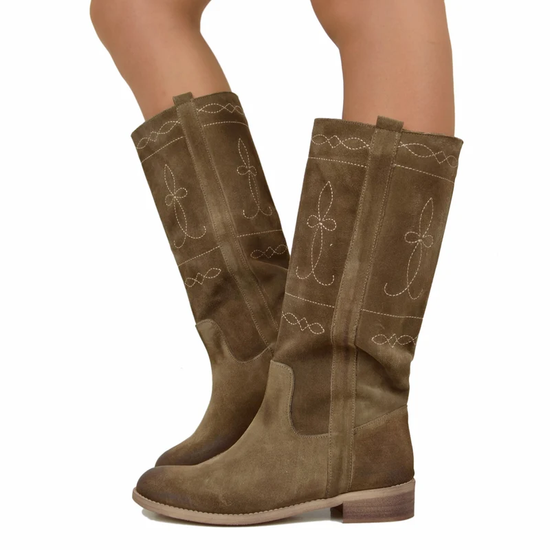Stivali Camperos Donna in Pelle Scamosciata Taupe con Ricami