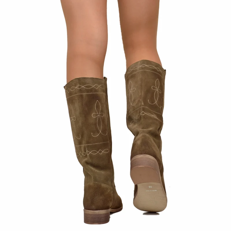 Stivali Camperos Donna in Pelle Scamosciata Taupe con Ricami