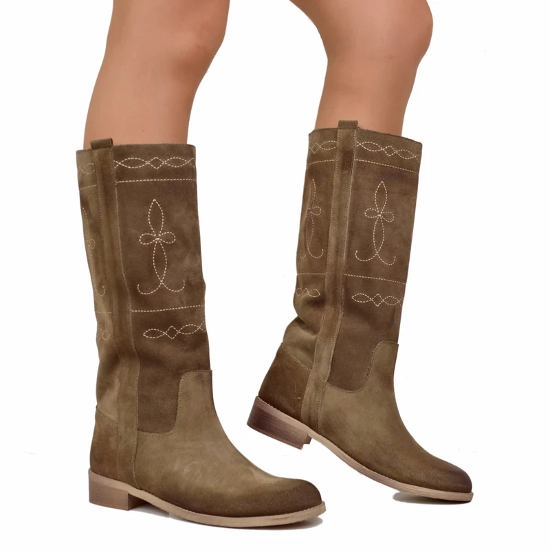 Stivali Camperos Donna in Pelle Scamosciata Taupe con Ricami