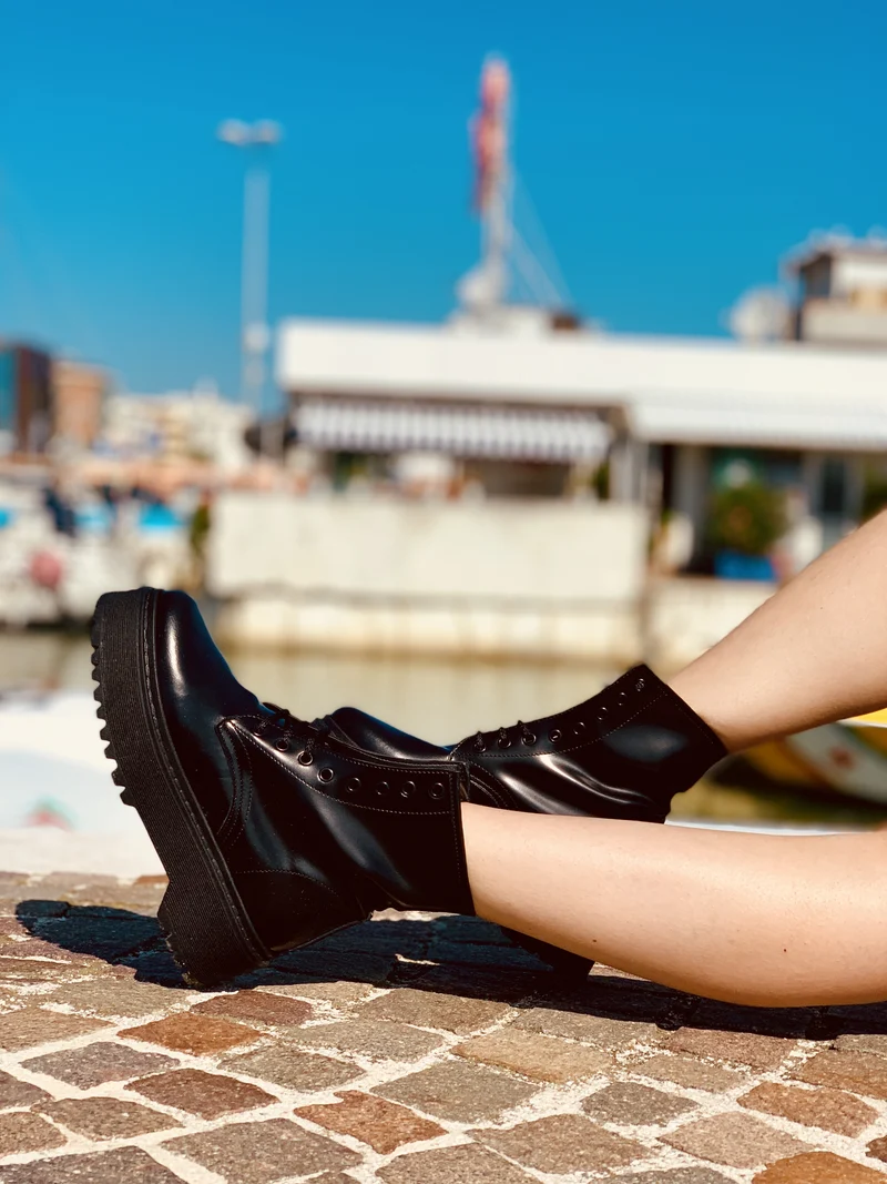 Stivaletti Donna Anfibi Neri con Lacci e Fondo Platform Made in Italy