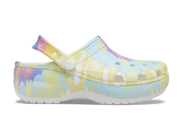 Crocs Unisex Classic Plateau Clog mit Batikmuster - Weiß / Mehrfarbig
