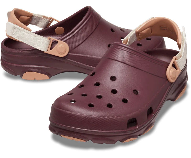 Crocs Unisex Classic All-Terrain Clog – Dunkle Kirsche