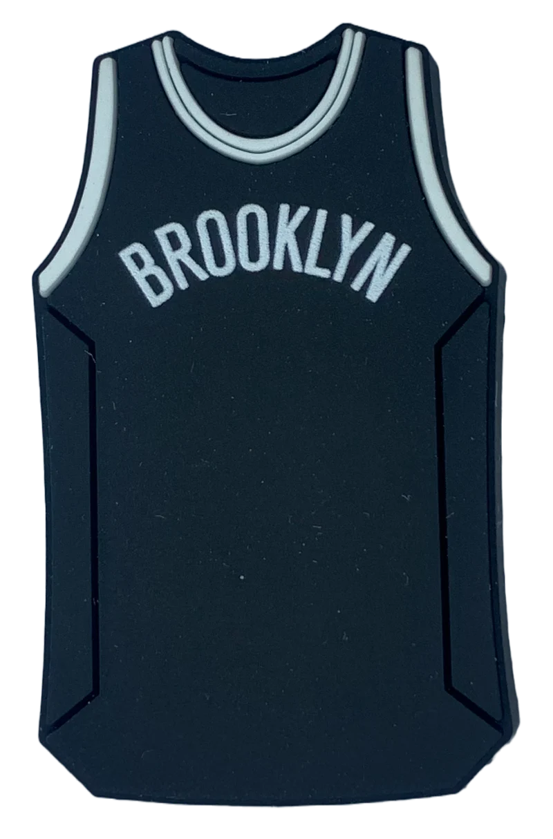 Crocs Jibbitz NBA Brooklyn Nets Anhänger aus schwarzem Trikot