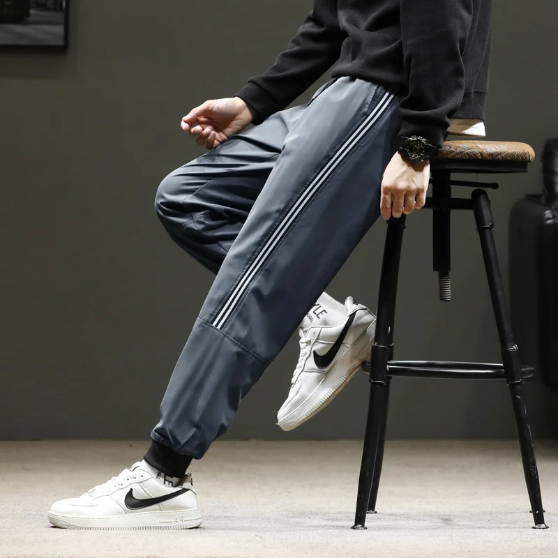 Herren Sportive Jogginghose im Trackstyle mit seitlichen Kontraststreifen, Tunnelzug und elastischen Bündchen Nord Taschen