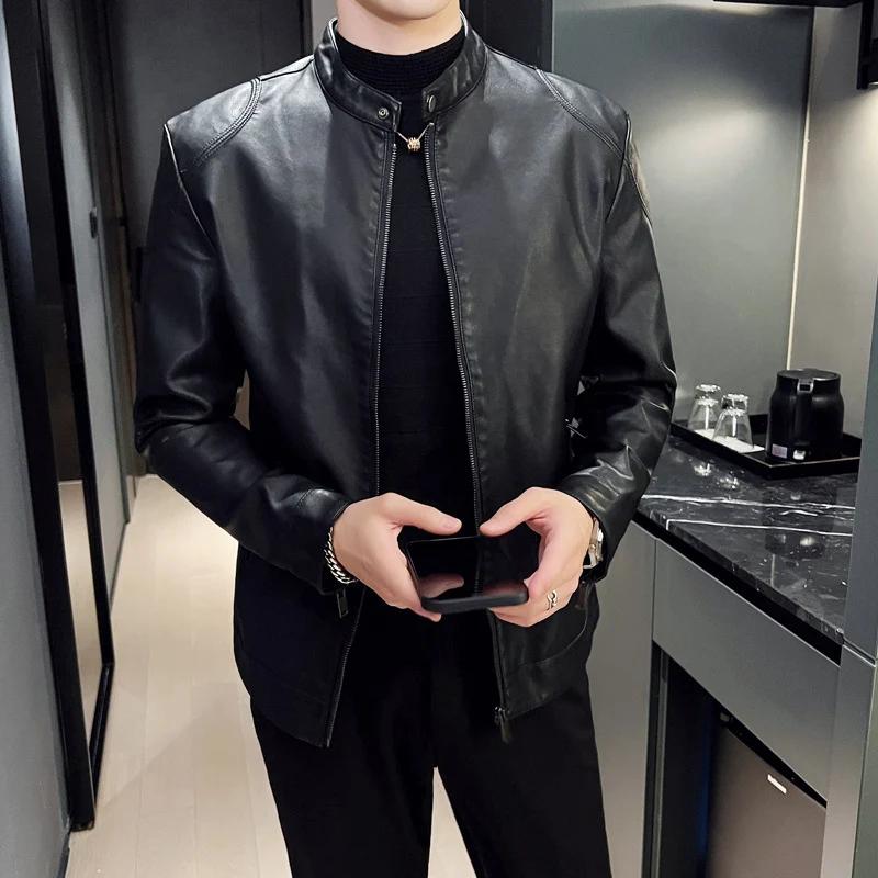 Herren schlanker Kunstlederblouson Motorrad-inspiriertes Design mit kurzem Stehkragen und verdecktem Reißverschluss Nord Taschen