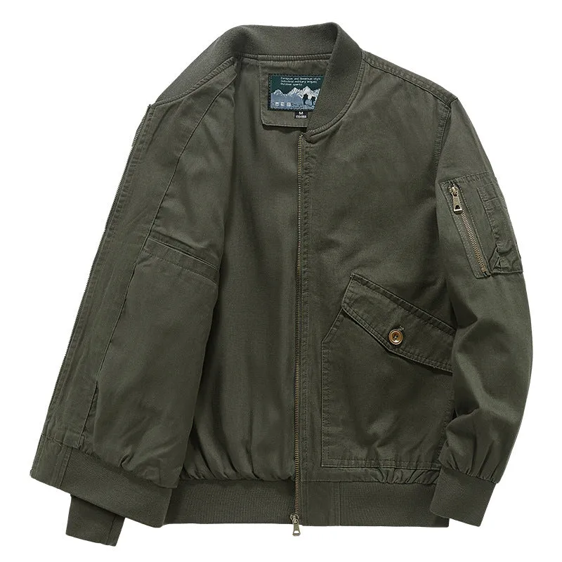 Herren leichter Canvas‑Bomber im Pilotencut mit Zip‑Ärmeltasche und schräg aufgesetzten Pattentaschen Nord Taschen