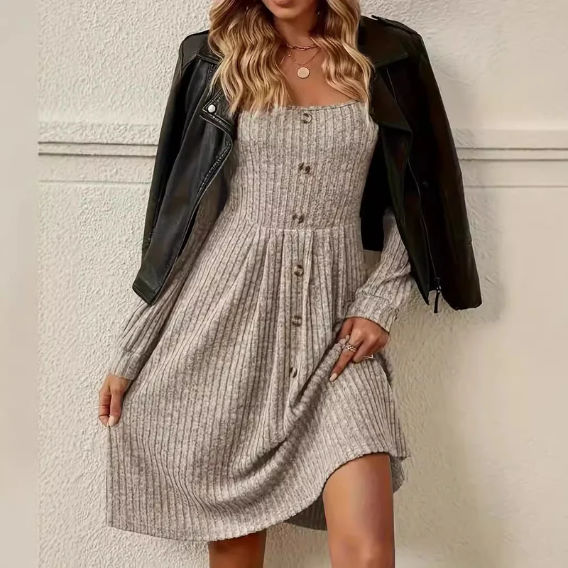 Damen Tailliertes Rippstrick-Midikleid mit U-Boot-Ausschnitt und Zierknopfleiste Nord Taschen