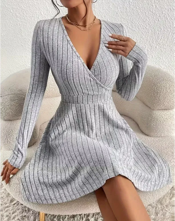 Damen Strickkleid mit Wickel-V-Ausschnitt, taillierter Bund und ausgestelltem A-Linien-Rock Nord Taschen