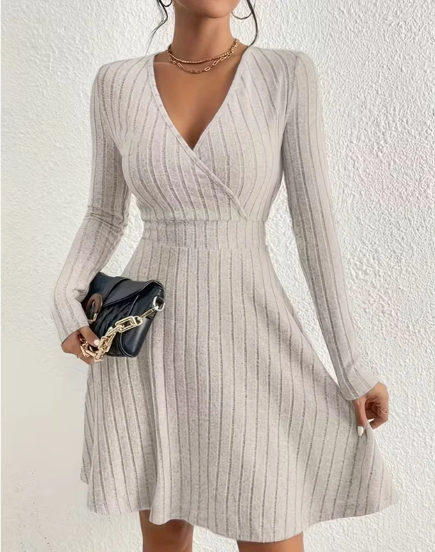 Damen Strickkleid mit Wickel-V-Ausschnitt, taillierter Bund und ausgestelltem A-Linien-Rock Nord Taschen