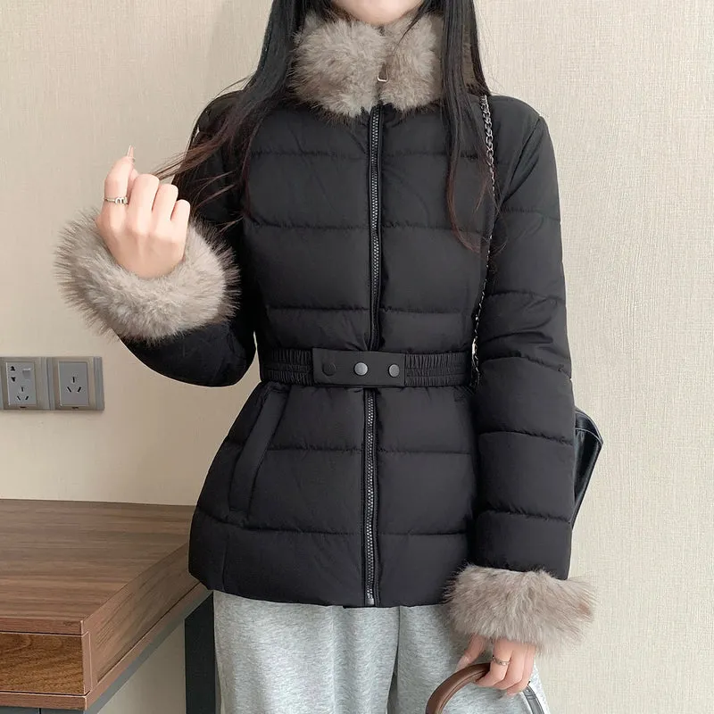 Damen nan taillierte Thermosteppjacke mit abnehmbarem Fake-Fur-Kragen und elastischem Taillengürtel Nord Taschen