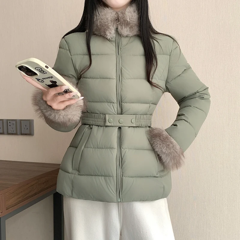 Damen nan taillierte Thermo-Kurzjacke mit elastischem Taillengürtel, Webpelzkragen und Kunstfellmanschetten Nord Taschen
