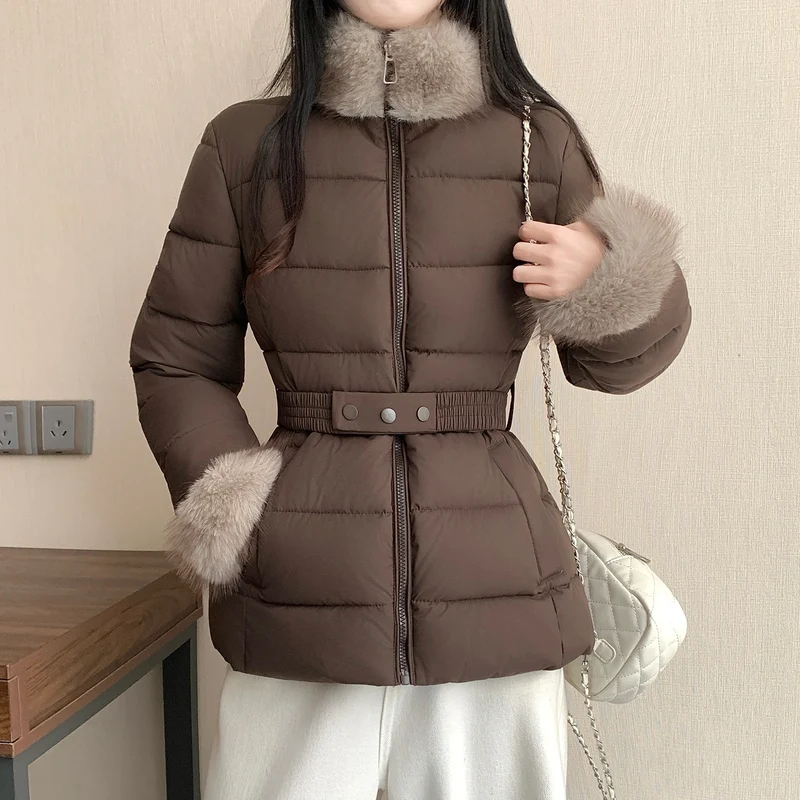 Damen nan taillierte Thermo-Kurzjacke mit elastischem Taillengürtel, Webpelzkragen und Kunstfellmanschetten Nord Taschen