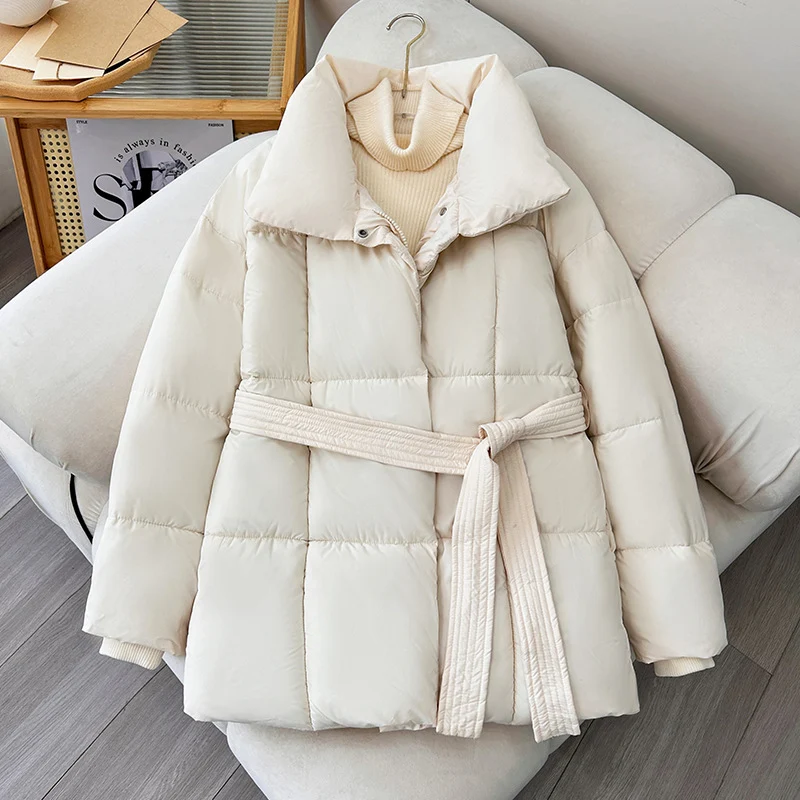 Damen nan taillierte Steppjacke mit breitem Stehkragen, gesteppter Bindegürtel und Rippenbündchen Nord Taschen