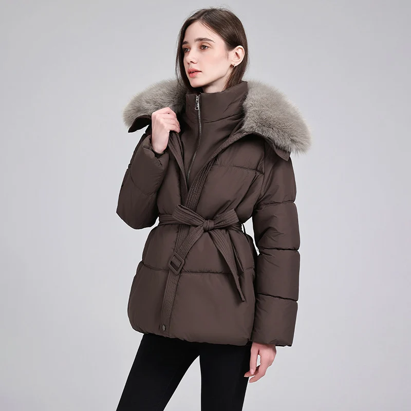Damen nan luxuriöse kurze Pufferjacke mit integriertem Windschutzkragen und Taillengürtel Nord Taschen