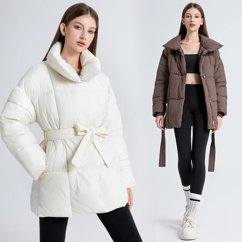 Damen nan kurze wattierte Jacke mit hohem Stehkragen, Taillengürtel und Eingrifftaschen Nord Taschen