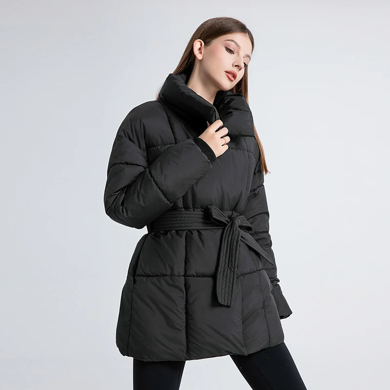 Damen nan kurze wattierte Jacke mit hohem Stehkragen, Taillengürtel und Eingrifftaschen Nord Taschen