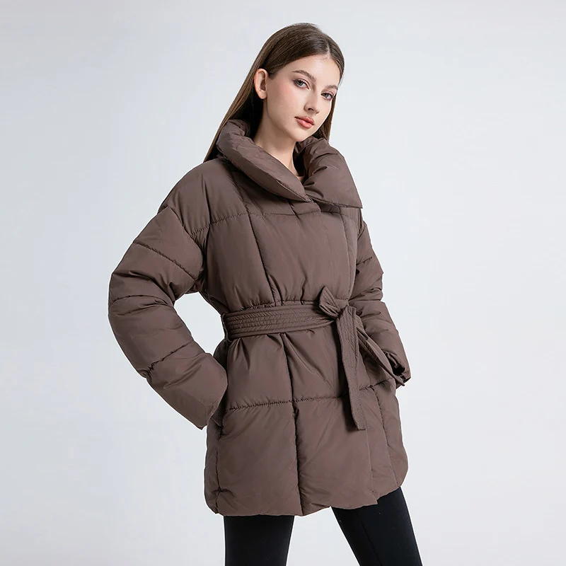 Damen nan kurze wattierte Jacke mit hohem Stehkragen, Taillengürtel und Eingrifftaschen Nord Taschen