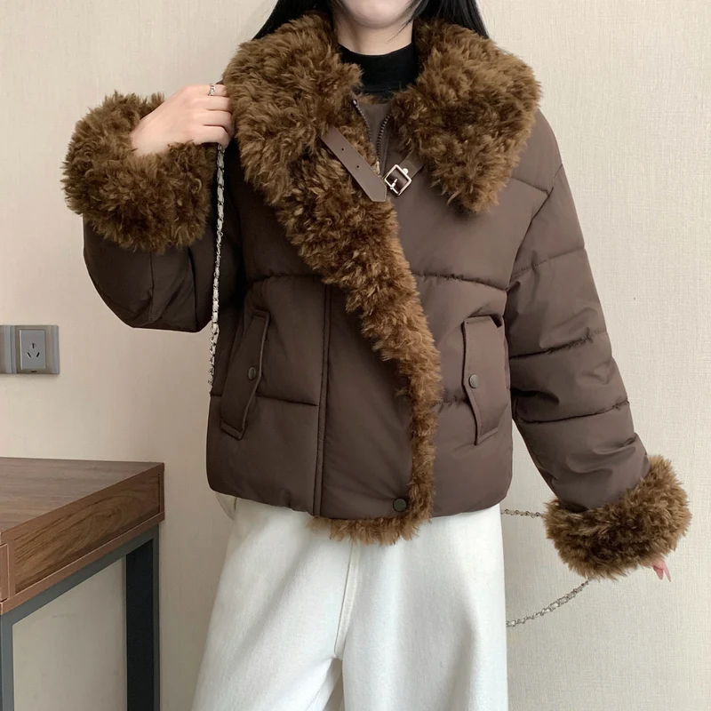 Damen nan kurze taillierte Pufferjacke mit voluminösem Kunstfellkragen, Schnallen- und Reißverschlussdetails Nord Taschen