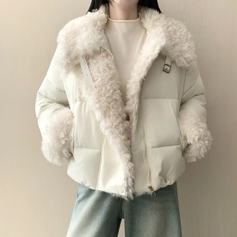 Damen nan kurze taillierte Pufferjacke mit voluminösem Kunstfellkragen, Schnallen- und Reißverschlussdetails Nord Taschen