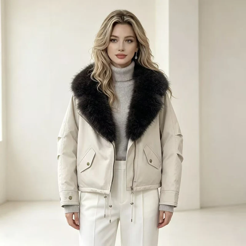 Damen nan kurze Bomberjacke mit voluminösem Kunstfellkragen, Kordelzugsaum und Pattentaschen Nord Taschen