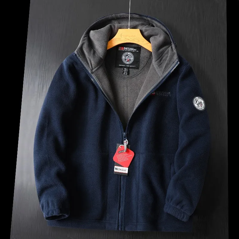 Herren Fleece‑Kapuzenjacke mit wärmender Microfleece‑Fütterung, durchgehendem Reißverschluss und Logo‑Patches Nord Taschen