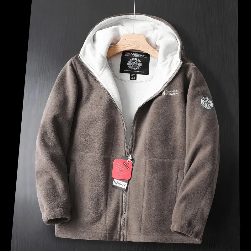 Herren Fleece‑Kapuzenjacke mit wärmender Microfleece‑Fütterung, durchgehendem Reißverschluss und Logo‑Patches Nord Taschen