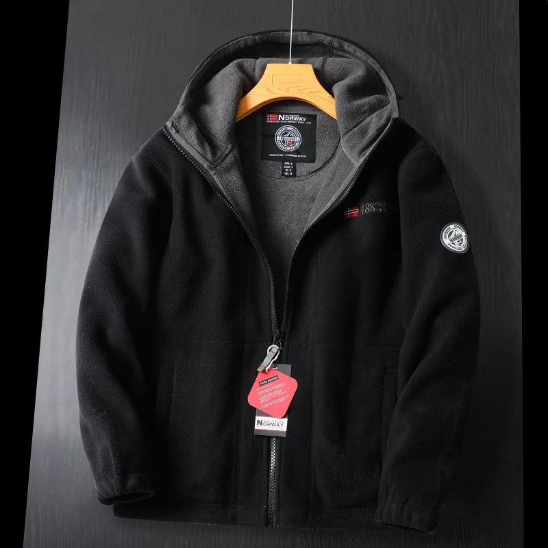Herren Fleece‑Kapuzenjacke mit wärmender Microfleece‑Fütterung, durchgehendem Reißverschluss und Logo‑Patches Nord Taschen