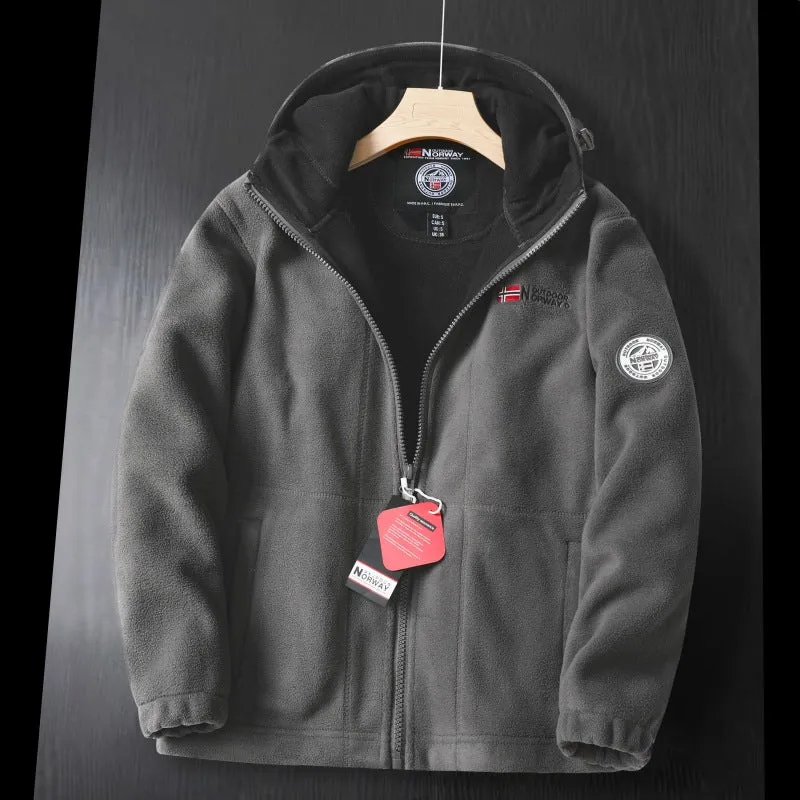 Herren Fleece‑Kapuzenjacke mit wärmender Microfleece‑Fütterung, durchgehendem Reißverschluss und Logo‑Patches Nord Taschen