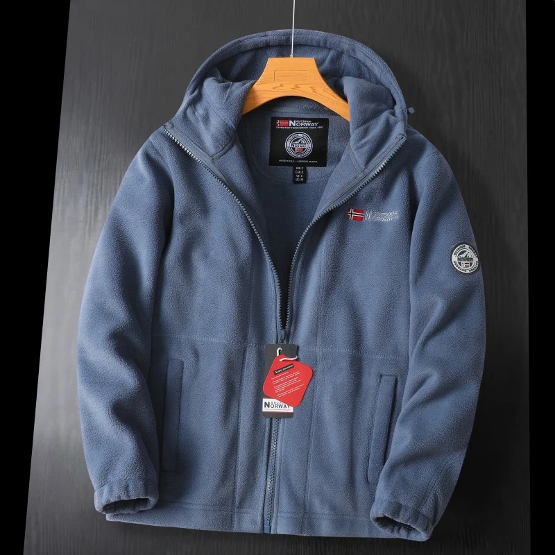 Herren Fleece‑Kapuzenjacke mit wärmender Microfleece‑Fütterung, durchgehendem Reißverschluss und Logo‑Patches Nord Taschen