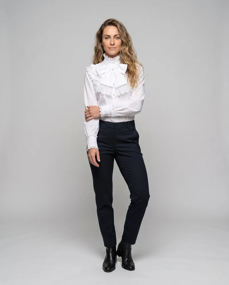 Damen elegante Rüschbluse mit Stehkragen und Schleifenakzenten Nord Taschen